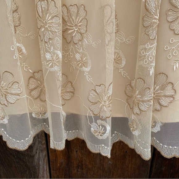 Talbots Ivory Tulle Overlay embroidered Skirt with side zipper. Size 6 NWOT - Picture 3 of 10